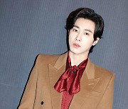 유노윤호, 유흥주점서 지인+女종업원과 자정까지 술..도주시도도