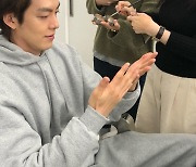 김우빈, 얼굴만큼 커다란 손..♥신민아도 반한 훈훈 비주얼 [SNS★컷]