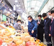 시장 상인과 대화하는 이낙연 상임선대위원장