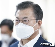 [속보]靑 "문대통령 부부, G7 참석 위해 23일 AZ 백신 공개 접종"