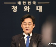 靑 '문 대통령,  23일 AZ백신 접종'