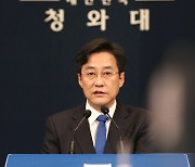 靑 '문 대통령,  23일 AZ백신 접종'