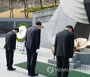 국립산청호국원 현충탑 참배하는 황기철 국가보훈처장