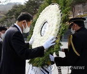 국립산청호국원 현충탑 참배하는 황기철 국가보훈처장