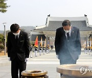 국립산청호국원 현충탑 참배하는 황기철 국가보훈처장