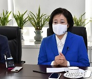 與 단일화 여론조사 시작..野 첫 토론회서 날선 신경전