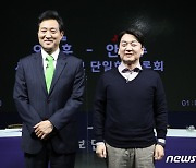 안철수, 오세훈 '무상급식' 재차 공격..吳 "세금급식 반대한 것"