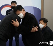 이재명, 5·18 계엄군 유족 첫 사죄에 "독재자 전씨 끝내 이해 못할 것"