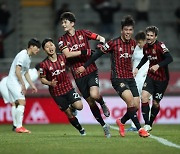 [GOAL 현장리뷰] '기성용 또 결승골' 서울, 광주에 2-1 승..2연승+4위 도약