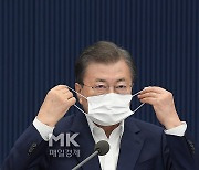 20대 여성 등돌렸다..文 대통령 지지율 36%, 올해 최저