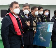 文 대통령 가덕도 방문 여야 공방..야 "선거법 위반"