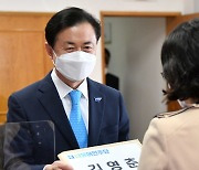 김영춘, 부산시장 후보 등록 "부산 팔자 고칠 경제시장 약속"