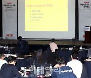 [포토]윤호영 카카오뱅크 대표, '국제 비즈니스·금융 콘퍼런스' 기조연설