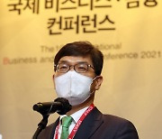 [포토]'디지털혁신과 보험산업'이란 주제로 발표하는 안철경 보험연구원 원장