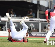 터커-류지혁 '뜬 공 잡으려다 위험한 충돌' [MK포토]