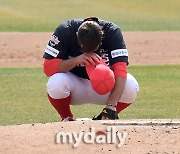 [MD포토] 멩덴 '투구 전 마운드에 앉아 기도하는 멩덴'