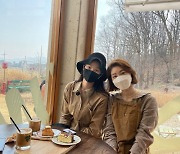 류이서 '♥ 전진'과 정겨운 아내 김우림 카페 방문 "사장님 파이팅" [SNS★컷]