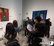 전시작품 살펴보는 관람객들