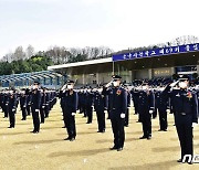 경례하는 공군 생도들