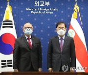 기념촬영하는 한-코스타리카 외교장관