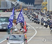 오토바이 경적 시위하는 현대중공업 조합원들