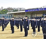 국기에 경례하는 공군사관학교 제69기 생도들