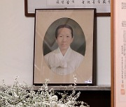 故 정주영 회장 옛 자택에 놓인 한성실 여사 영정