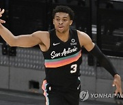 [NBA] '20-20' 켈든 존슨, 구단 레전드 팀 던컨을 소환하다!