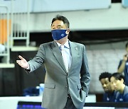 [JB포토] 어필하는 KCC 전창진 감독