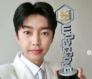 임영웅, '음악중심' 1위 인증샷..트로피 들고 훈훈한 미모 자랑[M+★SNS]