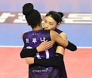 김연경 '브루나와 포옹' [MK포토]