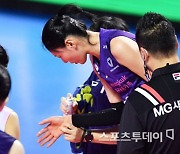 [ST포토] 손목에 파스 뿌리는 김연경