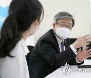 청년 디지털 일자리 사업 우수 참여기업 방문한 이재갑 장관