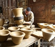 MIDEAST PHOTO SET WEST BANK PALESTINIAN POTTERY