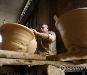 MIDEAST PHOTO SET WEST BANK PALESTINIAN POTTERY