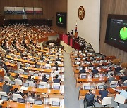 선거 전 '벚꽃 추경'..지출 구조조정에도 국가부채 제자리