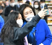 서울시장 선거운동 첫날, 청년층 파고든 박영선