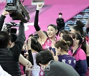 '해외 러브콜' 받은 김연경의 시선은 도쿄로