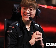 '신들린 테즈리얼' T1, 28분만에 3세트 제압..2R 진출 눈앞 [LCK]