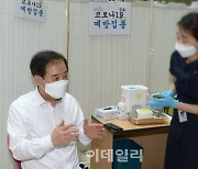 [포토]′시장이 솔선수범해야′..2일 AZ 백신 접종한 박윤국 포천시장