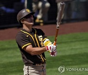 김하성, MLB 데뷔 첫 타석 헛스윙 삼진