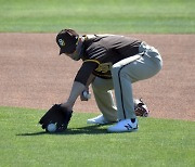 김하성, 메이저리그 데뷔 첫 타석에서 헛스윙 삼진.. "MLB 쉽지 않네"