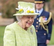 엘리자베스 2세 영국 여왕, 호주 공군 창건 100주년 기념행사 참석[포토엔HD]