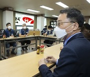 전공노 사무실 찾은 김우호 처장