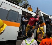 [사진] 대만 터널안에서 열차 탈선..최소 54명 사망