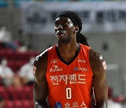 NBA 출신 나도 있다..전자랜드 막판 돌풍 이끄는 모트리