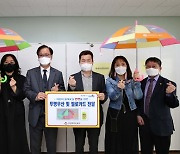 인천 동구, 관내 초등학교에 어린이 교통안전물품 전달