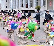 주민들 축하 받으며 경제 각 부문으로 투입되는 북한 청년들