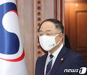 홍남기 부총리, 코로나 검사결과 '음성'..업무 복귀