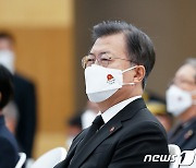 문재인 대통령 '동백꽃 핀 마스크 끼고'